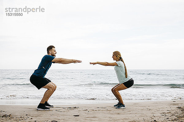 Junges Paar beim Training am Strand
