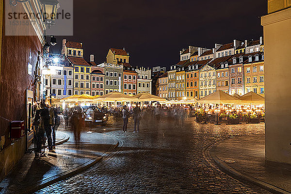 Altstädter Marktplatz bei Nacht im historischen Stadtzentrum  Warschau  Polen