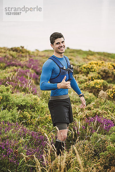 Porträt eines lächelnden Wanderläufers in der Natur stehend  Ferrol  Spanien
