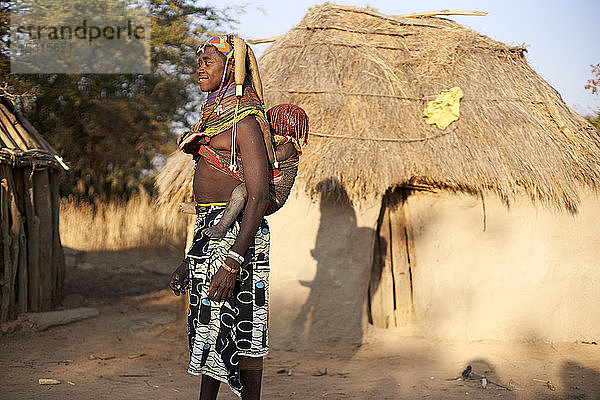 Frau vom Stamm der Muhila  die ihr Kind auf dem Rücken trägt  Kehamba  Chibia  Angola