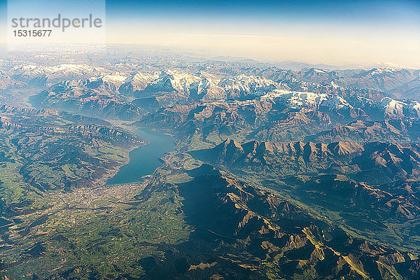 Luftaufnahme der Landschaft und der Alpen  SüdostFrankreich