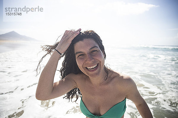 Porträt einer glücklichen Frau vor dem Meer  Fuerteventura  Spanien