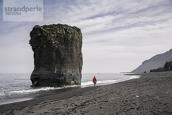 Frau am Lavastrand in Südost-Island  Spaziergang am Meer