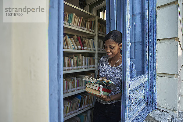 Junge Frau beim Ausleihen von Büchern in der Nationalbibliothek  Maputo  Mosambik