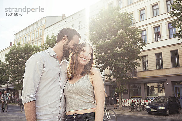 Glückliches junges Paar in der Stadt  Berlin  Deutschland