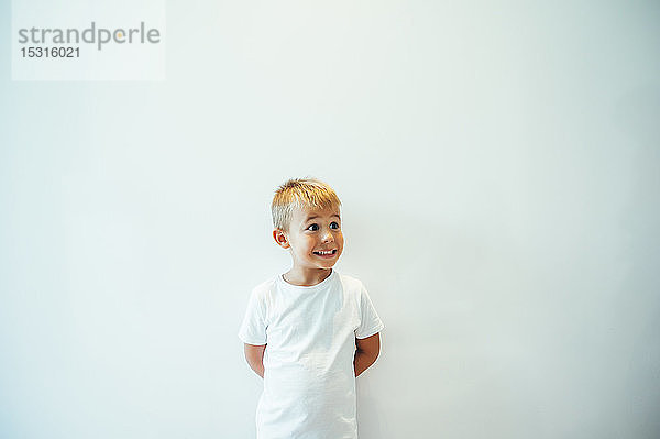 Junge posiert vor weißem Hintergrund