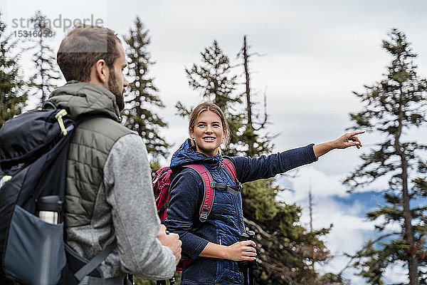 Junges Paar auf einer Wanderung in den Bergen  Herzogstand  Bayern  Deutschland