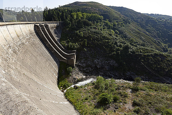 Wasserkraftdamm im Peneda-Geres-Nationalpark an einem sonnigen Tag