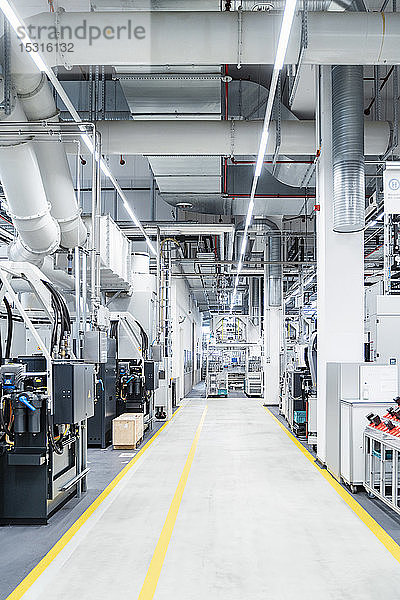 Rohre und Luftkanal über Fußweg in moderner Fabrik  Stuttgart  Deutschland