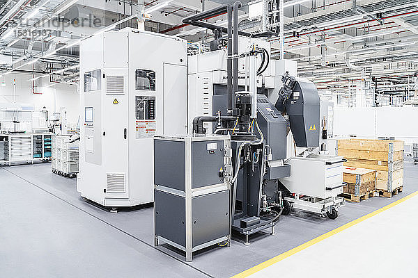 Industriemaschinen in einer modernen Fabrik  Stuttgart  Deutschland
