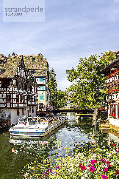Frankreich  Straßburg  Ausflugsboot auf dem Fluss Ill in der Altstadt