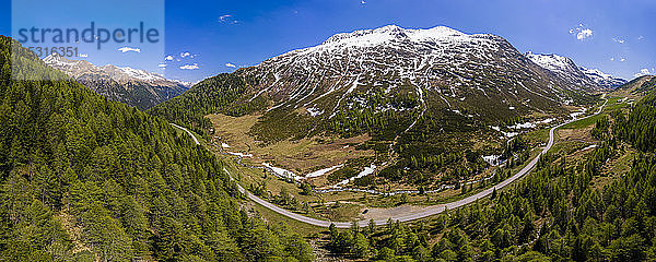 Panorama einer kurvenreichen Strasse durch die bewaldete Landschaft des Defereggentals  Osttirol  Österreich
