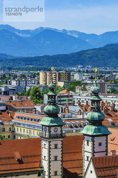 Ã-sterreich Â KÃ?rnten Â KlagenfurtÂ amÂ Worthersee  Hochwinkelansicht der Stadt mit LandtagstÃ?rmen