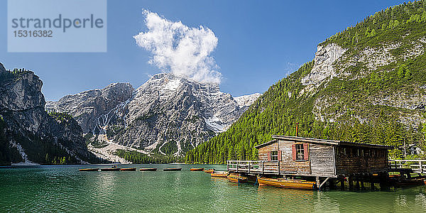 Bootshaus am Pragser Wildsee  Pragser Dolomiten  Südtirol  Italien