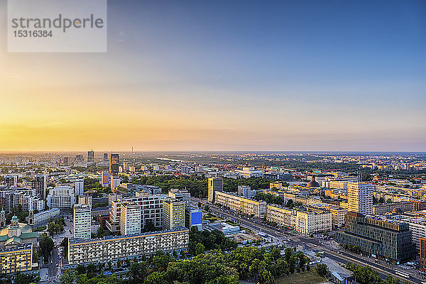 Luftaufnahme der Stadt bei Sonnenuntergang  Warschau  Polen