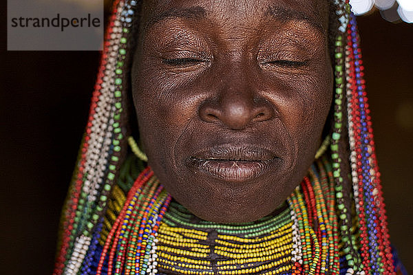 Muhila-Frau mit ihrer charakteristischen Frisur und ihren Halsketten  Congolo  Angola