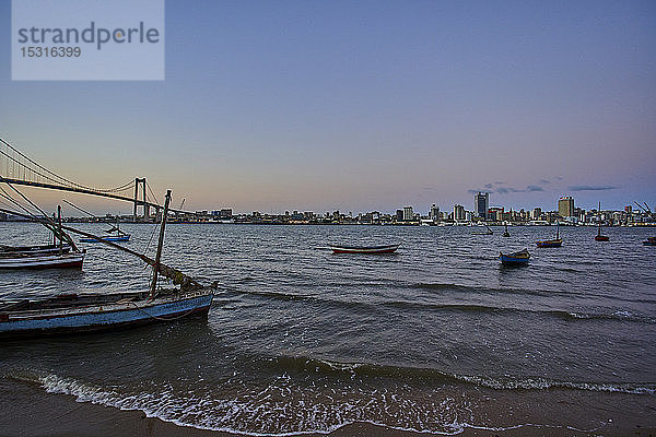 Kleine Boote mit Blick auf die Skyline von Maputo  Catembe  Mosambik