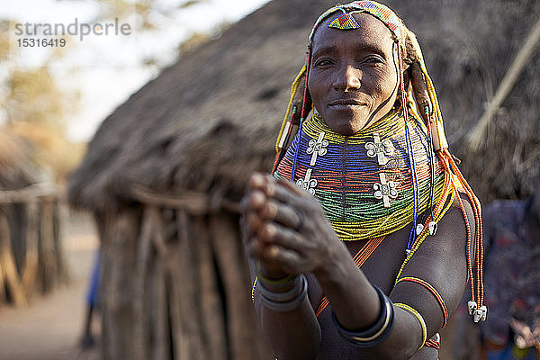 Muhila-Frau mit ihrer charakteristischen Frisur und ihren Halsketten  Kehamba  Chibia  Angola