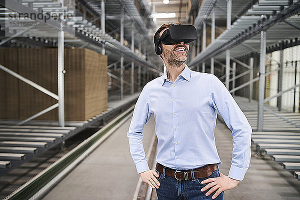 Geschäftsmann mit VR-Brille in der Fabrik