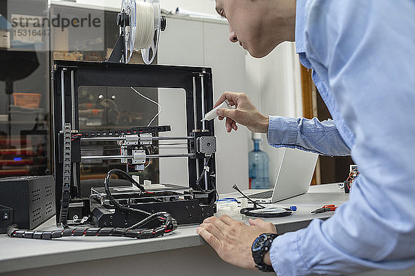 Student richtet 3D-Drucker ein