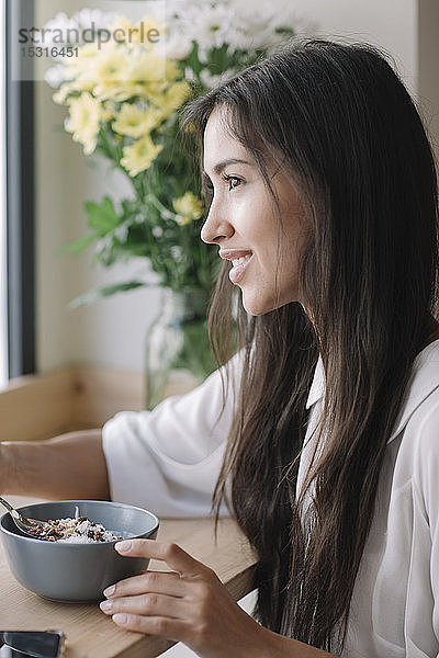 Junge Frau beim Frühstück in einem Cafe