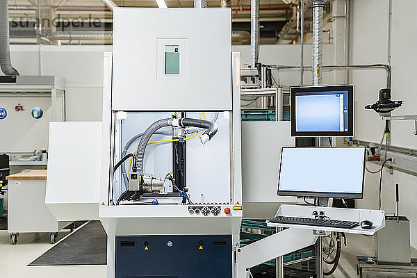 Kontrollstation eines Lasermarkierungssystems in einer modernen Fabrik  Stuttgart  Deutschland