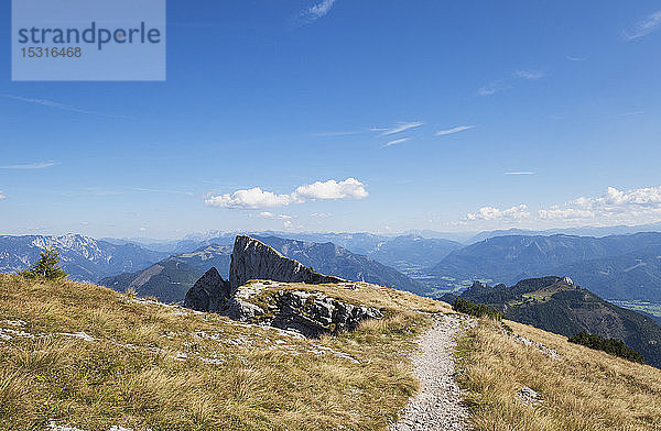 Leerer Wanderweg auf dem Gipfel des Spinnerin vor blauem Himmel