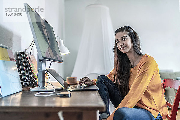 Porträt einer jungen Frau  die im Home Office arbeitet