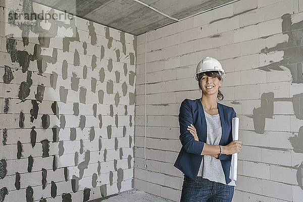 Porträt einer Architektin auf der Baustelle