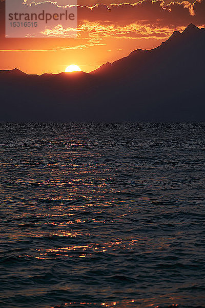 Griechenland  Chalkidiki  Sonnenuntergang über dem Berg Athos und dem Meer