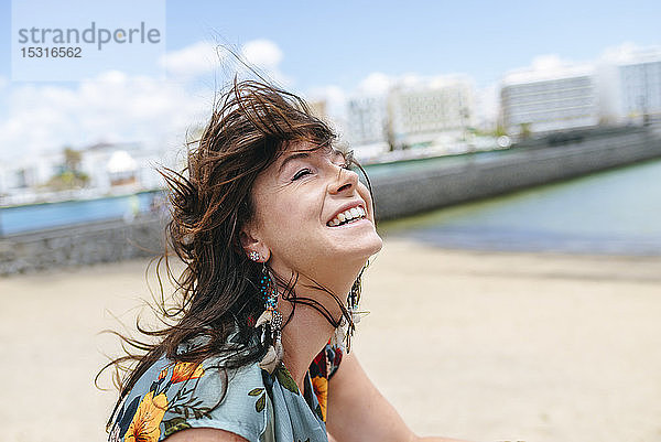 Porträt einer lächelnden Frau am Strand von Arrecife  Spanien