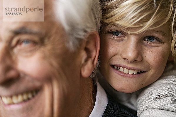 Nahaufnahme eines glücklichen Enkels  der seinen Großvater umarmt