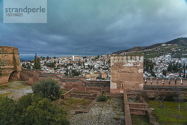 Einzug der Alhambra bei Sonnenaufgang  Granada  Spanien