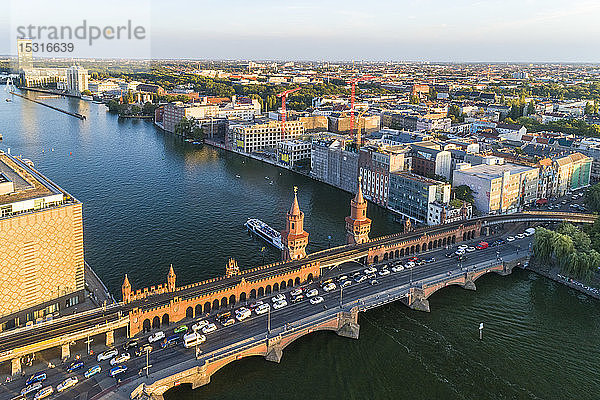 Hochwinkelansicht der Oberbaumbrücke über den Fluss Oberbaumbrücke gegen den Himmel