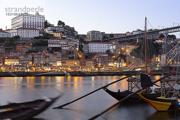 Blick von Gaia nach Porto mit Douro-Fluss am Abend  Portugal