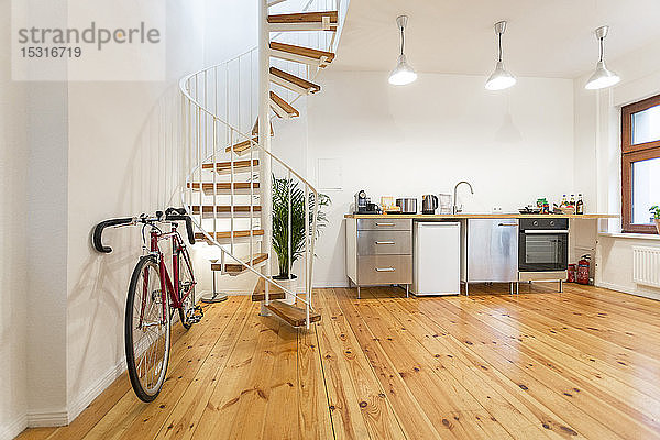 Interieur einer modernen Wohnung mit Fahrrad