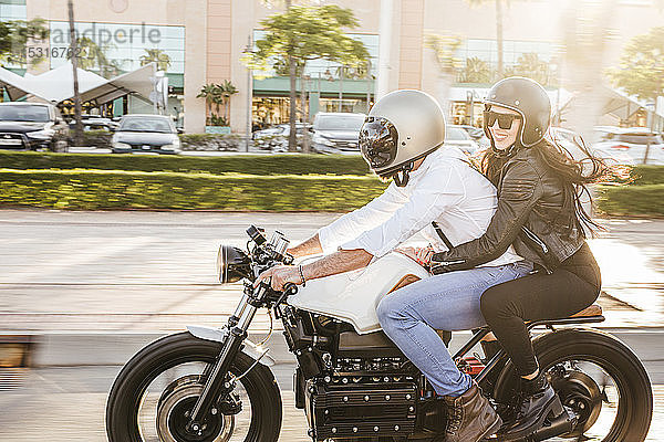 Motorradfahren zu zweit in der Stadt