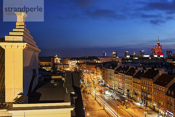 Krakowskie Przedmiescie Straße und Stadt in der Abenddämmerung  Warschau  Polen