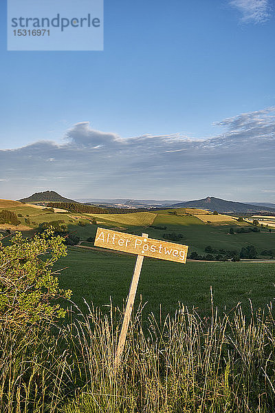 Holzschild an der Vulkanlandschaft Hegau  Deutschland