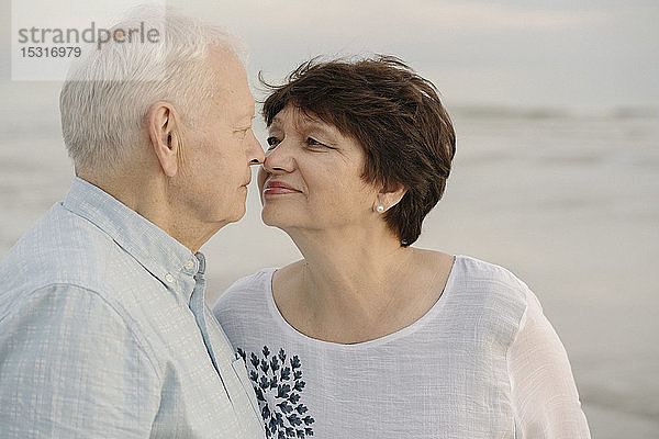 Älteres Ehepaar reibt sich vor dem Meer die Nasen  Liepaja  Lettland