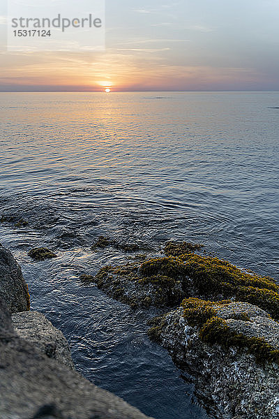 Spanien  Costa Brava  Sonnenaufgang über dem Meer