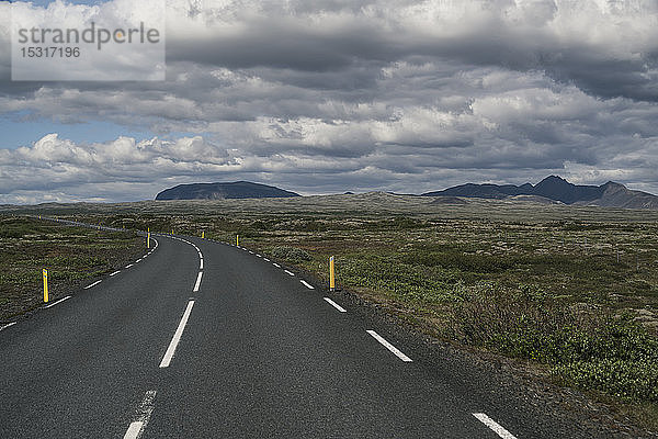 Leere Straße durch die Landschaft in Island