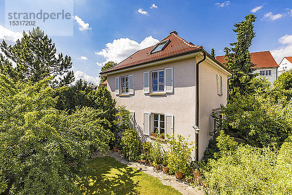 Deutschland  Baden-Württemberg  Stuttgart  Außenseite des Hauses im Garten