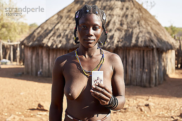 Frau vom Mudimba-Stamm mit einem Bild von sich selbst  Canhimei  Angola.
