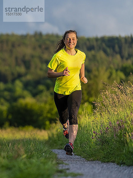 Junge Frau beim Joggen