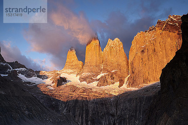 Torres del Paine Nationalpark bei Sonnenaufgang  Patagonien  Chile
