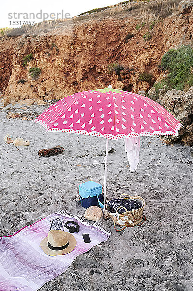 Strandausrüstung am Strand  Menorca  Spanien.