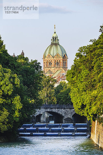 Deutschland  Oberbayern  München  Lukas-Kirche mit Isar und Maximiliansbrücke im Vordergrund