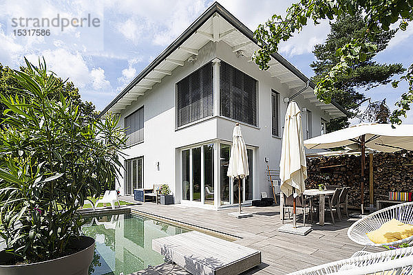 Modernes Haus mit Schwimmbad