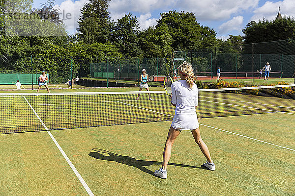 Reife Frauen während eines Tennisspiels auf Rasen